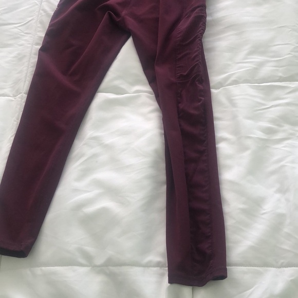 Fabletics Powerhold plum purple leggings with side pockets and side mesh - Picture 7 of 9